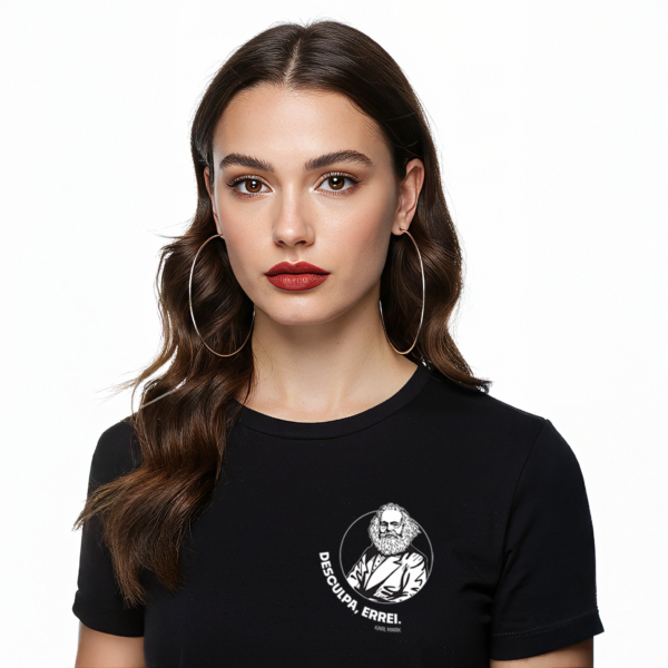 Camiseta Feminina Preta "Desculpa, errei" – Karl Marx
